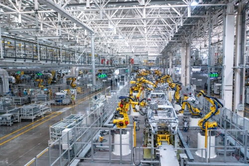 山城重慶見證“中國速度” 超級工廠30秒下線一臺車，水草打撈船守護碧水清波