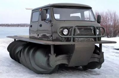 泥地打樁機(jī) 無(wú)輪越野車(chē)的機(jī)械美學(xué)與實(shí)用狂想